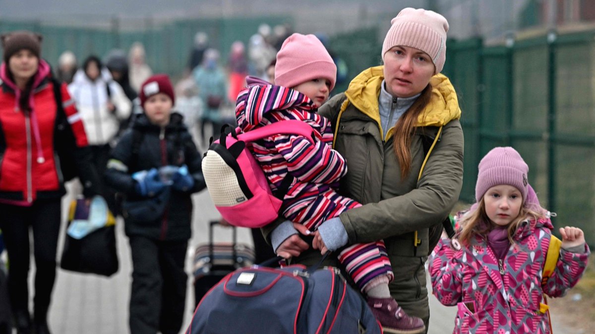 Women refugees crossing from Ukraine into Poland